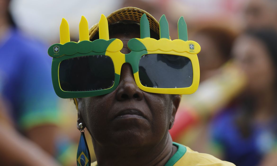 Torcedores chegam assistem a transmissão do jogo de estreia da seleção brasileira na Copa do Mundo 2022, contra a Sérvia, na Arena Brahma Fan Fest, em Copacabana.