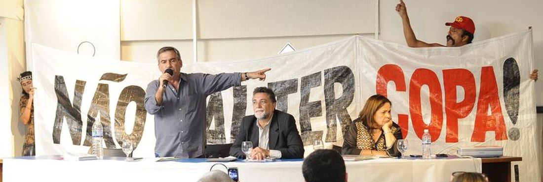 O ministro-chefe da Secretaria Geral da Presidência da República, Gilberto Carvalho, debate a realização da Copa do Mundo 2014 em encontro com movimentos populares