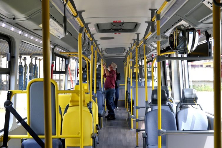 Espaço interno do novo modelo de ônibus. Prefeitura apresenta o novo modelo de ônibus que será utilizado na operação do BRT e que começa a chegar a partir de outubro deste ano. 