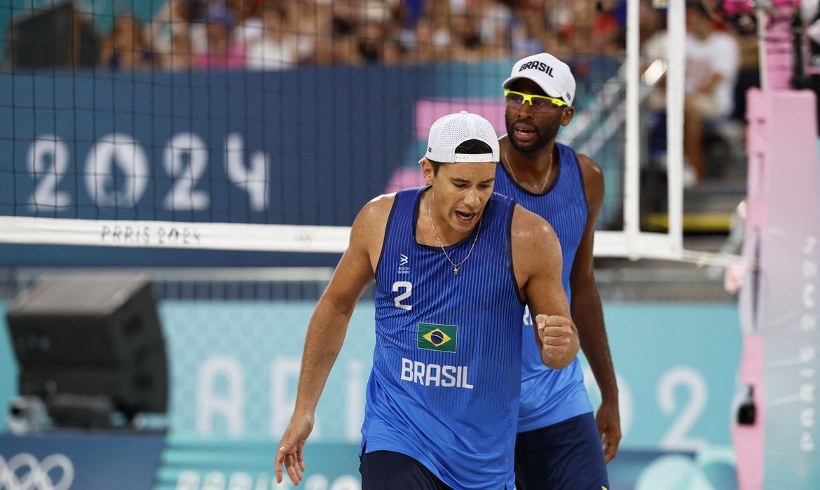 Paris 2024 Olympics - Beach Volleyball - Men's Preliminary Phase - Pool E - Brazil vs Canada (Evandro/Arthur vs Schachter/Dearing) - Eiffel Tower Stadium, Paris, France - July 31, 2024. Arthur Diego Mariano Lanci of Brazil gestures during the match. REUTERS/Louisa Gouliamaki
