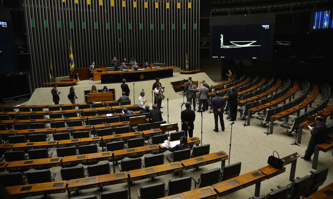 Brasília - O deputado Izalci Lucas Ferreira (PSDB/DF)  preside a primeira sessão plenária da Câmara que analisa o pedido de impeachment da presidenta Dilma Rousseff (José Cruz/Agência Brasil)