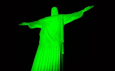 Cristo Redentor é iluminado de verde para comemorar o Dia Nacional de Combate ao Glaucoma 