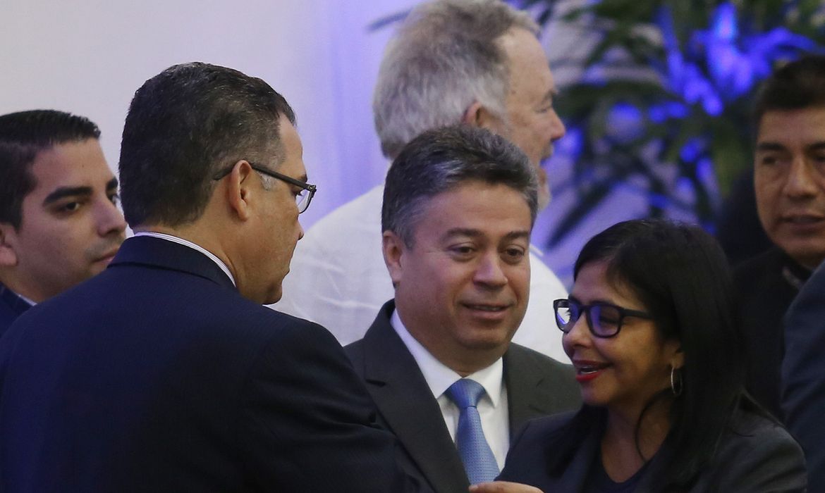 O representante da oposição venezuelana Enríque Márquez (esquerda) saúda a presidente da oficialista Assembleia Nacional Constituinte do país, Delcy Rodríguez, em Santo Domingo