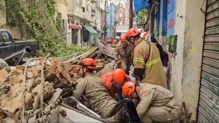 Brasília (DF) 20/03/2025 - O Corpo de Bombeiros Militar do Estado do Rio de Janeiro foi acionado, na tarde desta quinta-feira (20.03), para um desabamento em uma edificação residencial na rua Senador Pompeu, no centro do Rio. Até o momento, há informação de um óbito no local, uma vítima que estava num automóvel atingido pelos escombros.
Frame Bombeiros-RJ/Divulgação