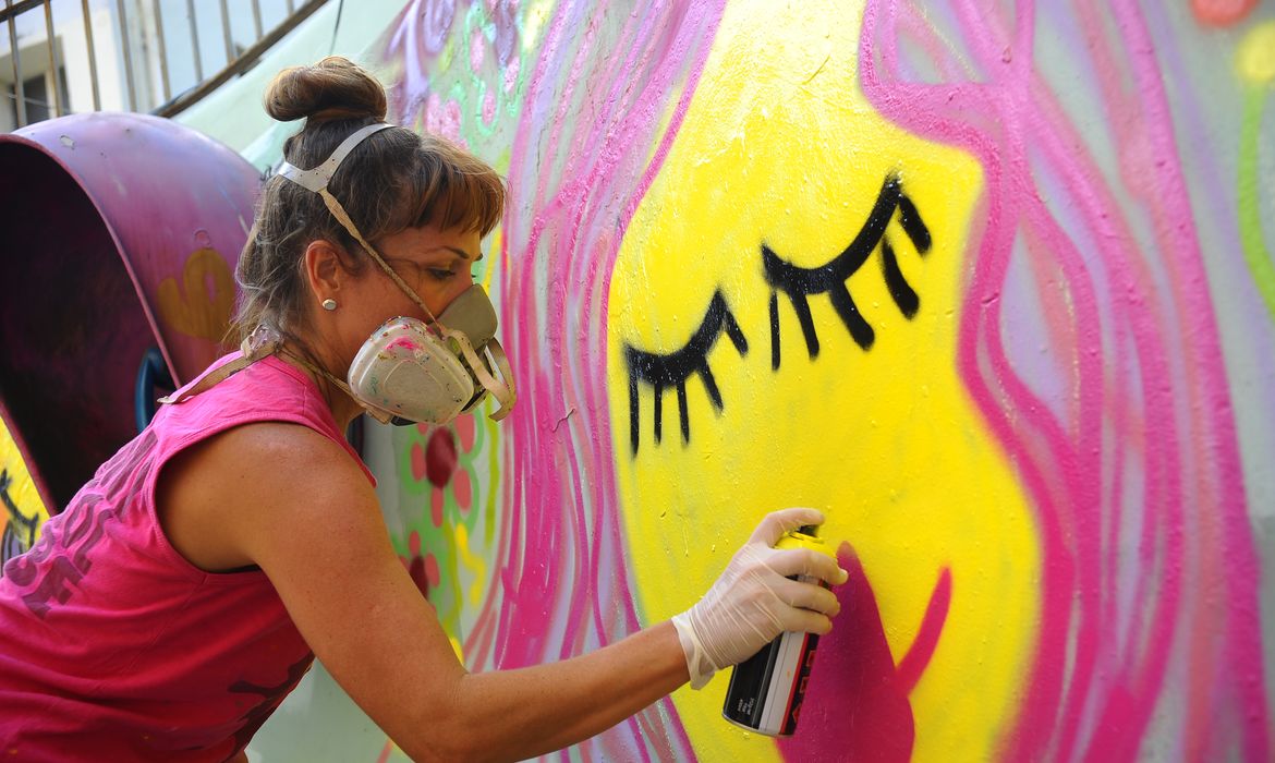 Jovens decoram com grafites temáticos os muros do Conselho Estadual dos Direitos da Mulher em lembrança ao Dia Internacional de Combate à Violência Contra a Mulher (Fernando Frazão/Agência Brasil)