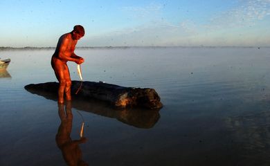 Alto Xingu (MT) - Índio lavando colar na lagoa Mawaiaka. Festa do Kuarup, na aldeia Kamayurá. (Foto Marcello Casal Jr./ABr)