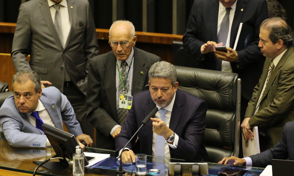 Após decisão, Arthur Lira determina que deputado reassuma mandato