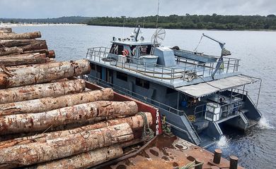 Os militares da Capitania Fluvial de Santarém (CFS) abordaram, no fim da tarde dessa segunda-feira (28), outro comboio que transportava toras de madeira extraídas da região. Uma equipe de Inspeção Naval da CFS desconfiou de uma embarcação que
