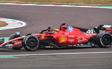 Lewis Hamilton pilota Ferrari na Itália 
 22/1/2025  REUTERS/Jennifer Lorenzini