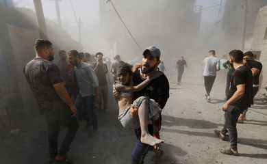 SENSITIVE MATERIAL. THIS IMAGE MAY OFFEND OR DISTURB    A Palestinian man carries a child casualty at the site of Israeli strikes on houses, as the conflict between Israel and Palestinian Islamist group Hamas continues, in Khan Younis in the southern Gaza Strip, October 26, 2023. REUTERS/Mohammed Salem      TPX IMAGES OF THE DAY