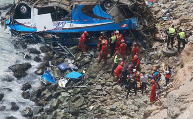 Ônibus cai de penhasco próximo a Lima, no Peru, e deixa ao menos 48 mortos
