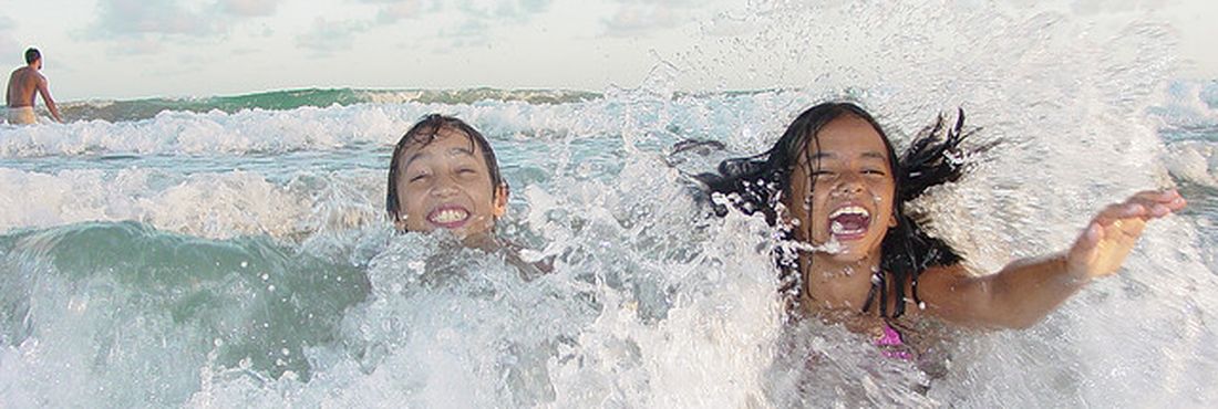 Crianças curtem o banho de mar em Maceió (AL)