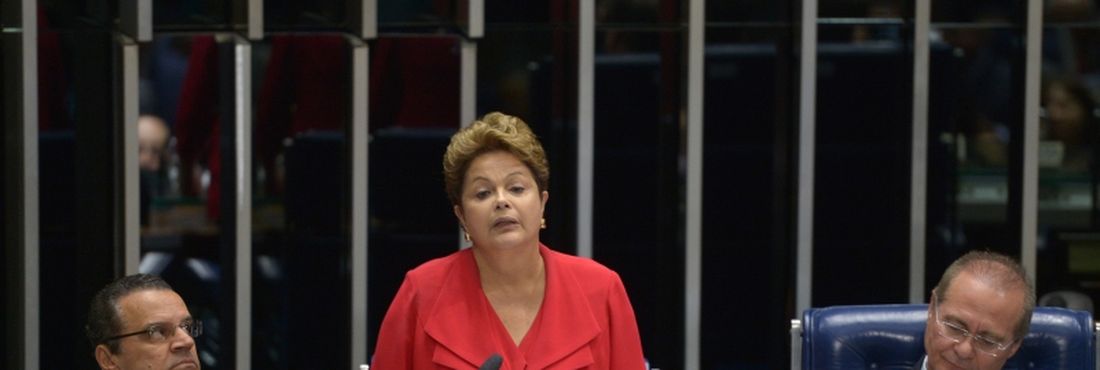 Brasília – Em sessão solene do Congresso Nacional, a Comissão Parlamentar Mista de Inquérito da Violência contra a Mulher entrega o relatório final à presidenta da República, Dilma Rousseff, e homenageia a Lei Maria da Penha