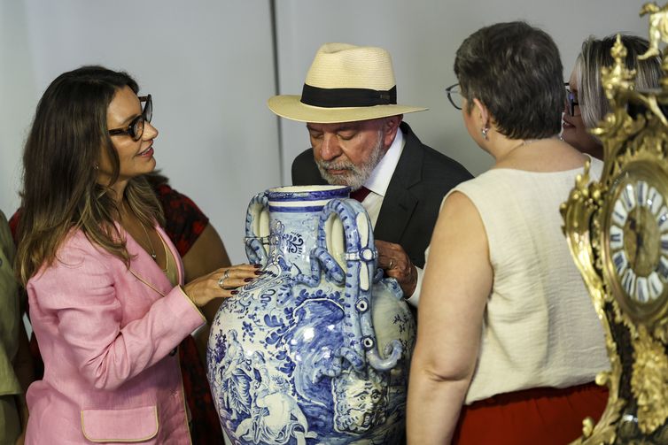 Brasília (DF), 08/01/2025 - O vice-presidente, Geraldo Alckmin, o presidente Luiz Inácio Lula da Silva e a primeira-dama, Janja Lula da Silva, participam de eventos em referência aos episódios antidemocráticos ocorridos em 8 de janeiro de 2023: a reintegração das obras de arte destruídas nos ataques antidemocráticos, a reincorporação ao acervo do palácio o relógio do Século XVII e uma ânfora - tidos como símbolos da dificuldade e delicadeza nos trabalhos de restauração; e o descerramento do painel As Mulatas, que foi vandalizado no mesmo ataque, recuperado e, agora devolvido ao seu local original, o 3º andar do Palácio do Planalto. Foto: Marcelo Camargo/Agência Brasil