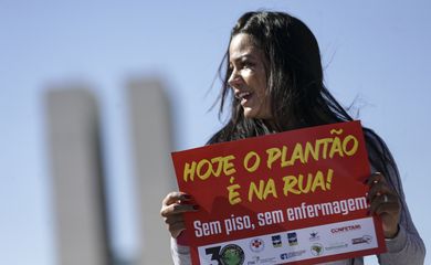 Brasília (DF), 28/06/2023 - Profissionais de enfermagem realizam manifestação em defesa da implementação do piso salarial da enfermagem. Foto: Marcelo Camargo/Agência Brasil