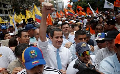 Manifestantes fazem passeata com Juan Guaidó em Caracas