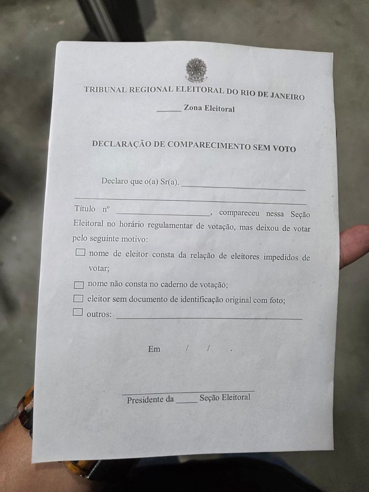 Rio de Janeiro (RJ), 25/10/2026 - Baixa procura em alguns locais abertos para votação nas eleições 2026 e frustração entre quem não conseguiu votar até 19h.. Declaração de comparecimento sem voto, do Tribunal Regional Eleitoral -TRE-RJ Foto: Rafael Cardoso/Agência Brasil