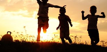 Crianças brincam no sol