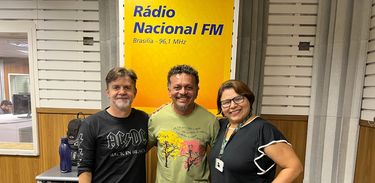 Carlos Pial e apresentadores Marcelo Ferreira e Márcia Dias