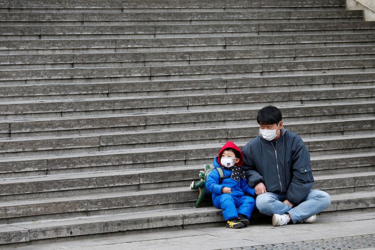 Um homem com seu filho em Seul, na Coreia do Sul 