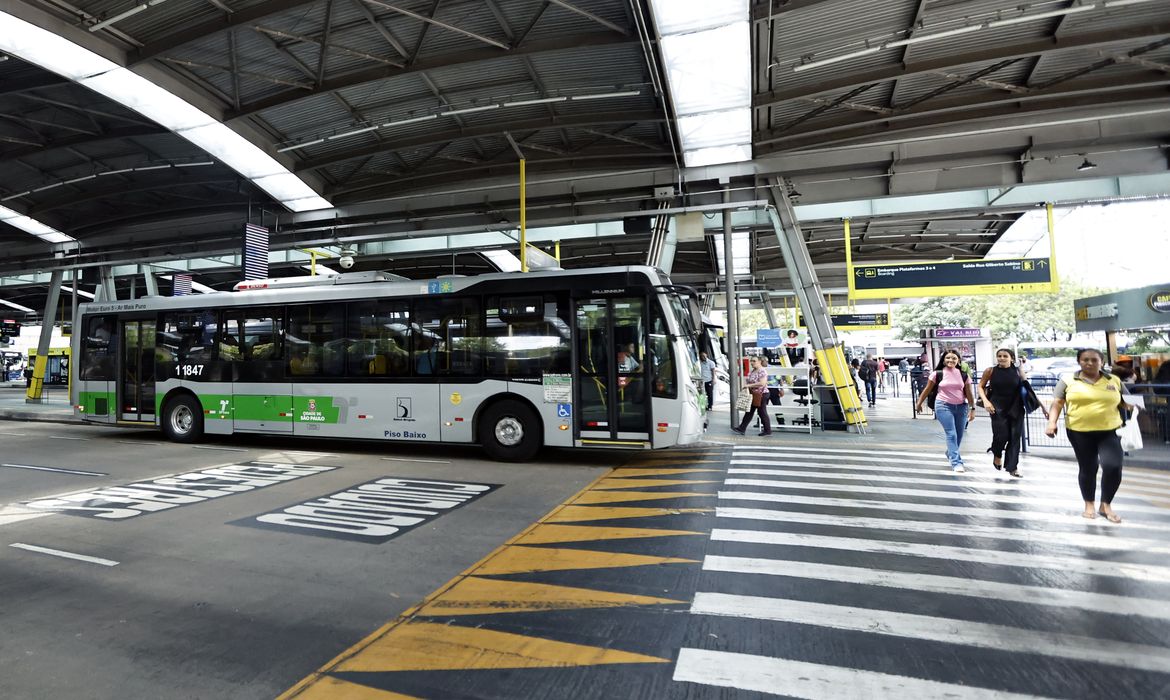 Paulo Pinto/Agência Brasil São Paulo (SP) 12/03/2025 - Terminal de ônibus Pinheiros onde foi encontrado duas bolsa com bomba caseira, que foram detonadas pela Policia.
Foto Paulo Pinto/Agência Brasil
