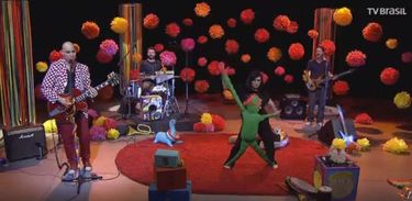 Brincando de Papel apresenta a canção "Boneco de Mola" no Música Animada 