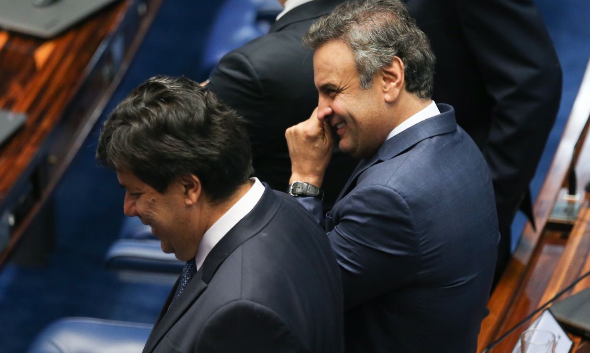 Brasília - Senador Renan Calheiros decide continuar com o procsso de impeachment na Casa. Na foto, o senador Aecio Neves (Fabio Rodrigues-Pozzebom/Agência Brasil)