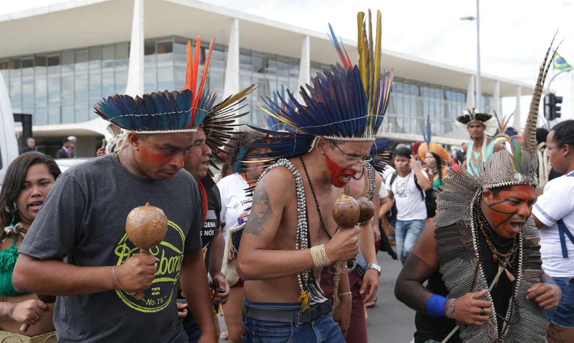Estudantes, indígenas e quilombolas de todo o Brasil fazem manifestação em frente ao Palácio do Planalto para reivindicar políticas públicas de acesso ao ensino superior.