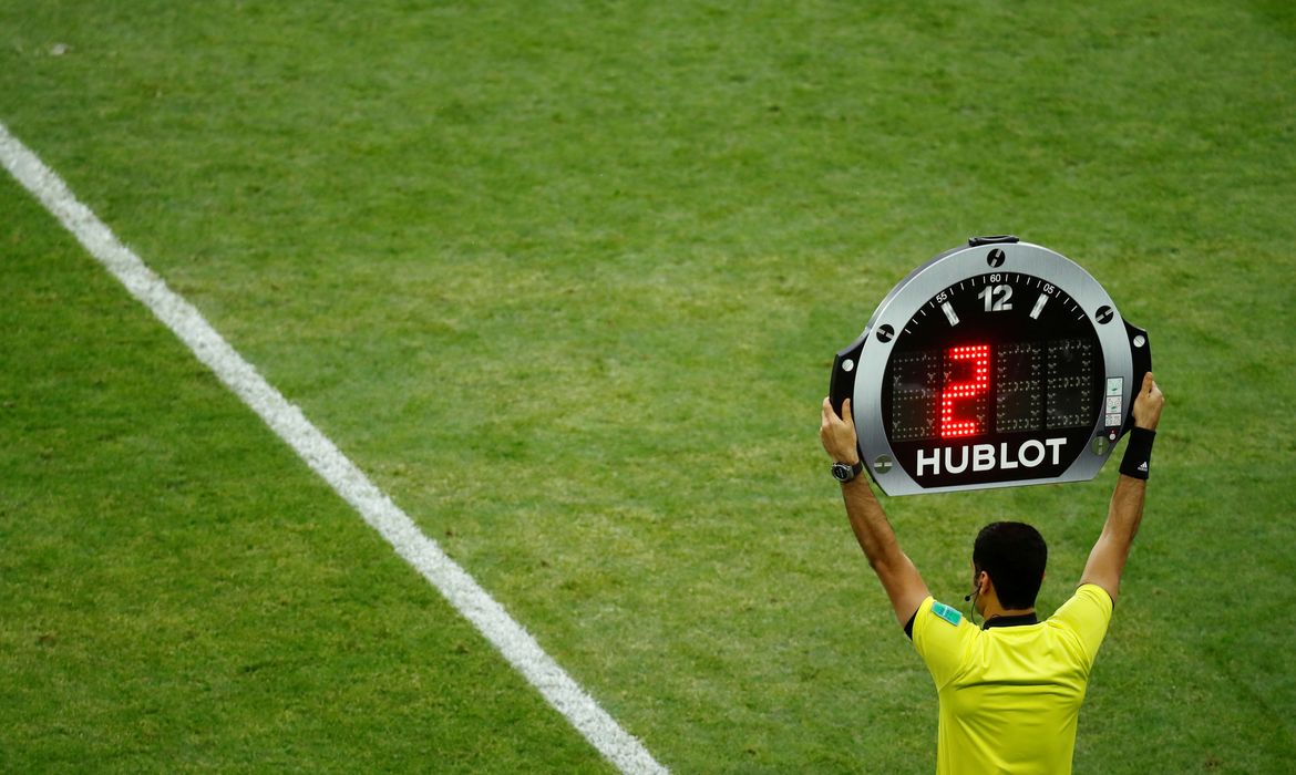 FILE PHOTO: World Cup - Group H - Poland vs Senegal - relógio - substituição