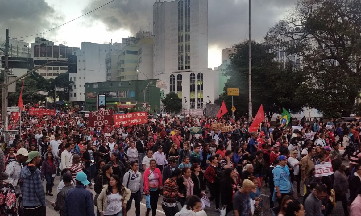 CUT e movimentos sociais fazem protesto na Avenida Paulista contra reforma da Previdência e o projeto da terceirização