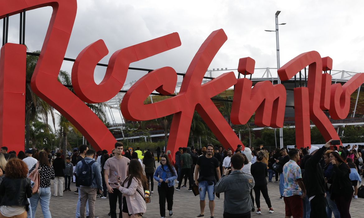 Público no evento teste do Rock in Rio 2022 na Cidade do Rock, montada no Parque Olímpico, Barra da Tijuca.