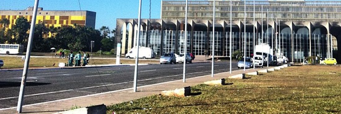 Alameda dos Estados em Brasília sem as bandeiras