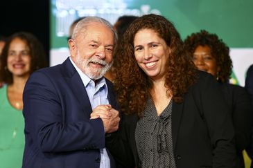 O presidente eleito, Luiz Inácio Lula da Silva, e a futura ministra da Gestão, Esther Dweck, durante anúncio de novos ministros que comporão o governo.