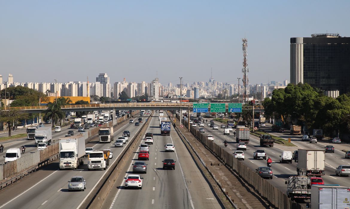 Trânsito de veículos na Rodovia Presidente Dutra.