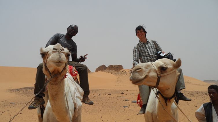 Luís Nachbin e o ecoartista Ruganzu Bruno durante passeio pelo deserto do Sudão