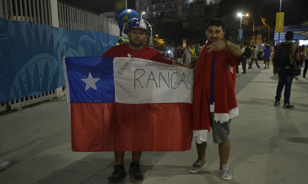 Torcedores chilenos comemoram a vitória por 2 x 0 do Chile sobre a Espanha  no Maracanã (Tomaz Silva/Agência Brasil)
