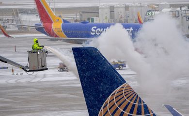 Funcionário remove gelo de avião da United Airlines em aeroporto de Milwaukee