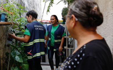 São Paulo (SP), 30/03/2023 - Agentes de vigilância em saúde fiscalizam e orientam moradores sobre focos do mosquito Aedes aegypti, transmissor da dengue, em Perdizes. Foto: Fernando Frazão/Agência Brasil