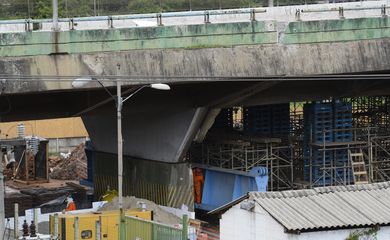 Prefeitura de São Paulo instala macacos hidráulicos para erguer viaduto da Marginal do Pinheiros, que cedeu no dia 15 de novembro.