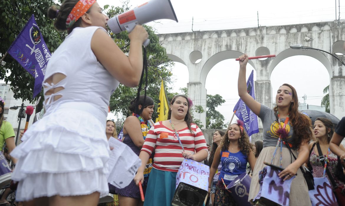 Rio de Janeiro - Grupo faz passeata pelas ruas da Lapa em defesa dos direitos das mulheres e contra a violência (Tânia Rêgo/Agência Brasil)