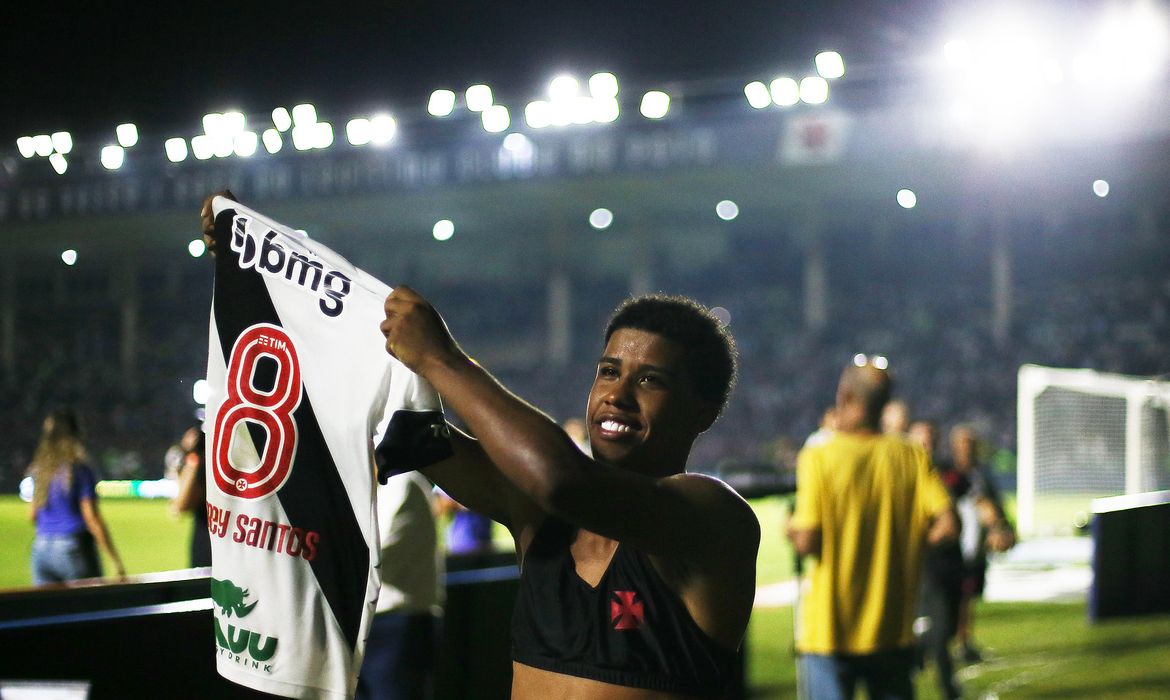 Andrey Santos celebra a vitoria na partida entre Vasco x CRB pelo Campeonato Brasileiro B no Estadio Sao Januario em 28 de julho de 2022. 