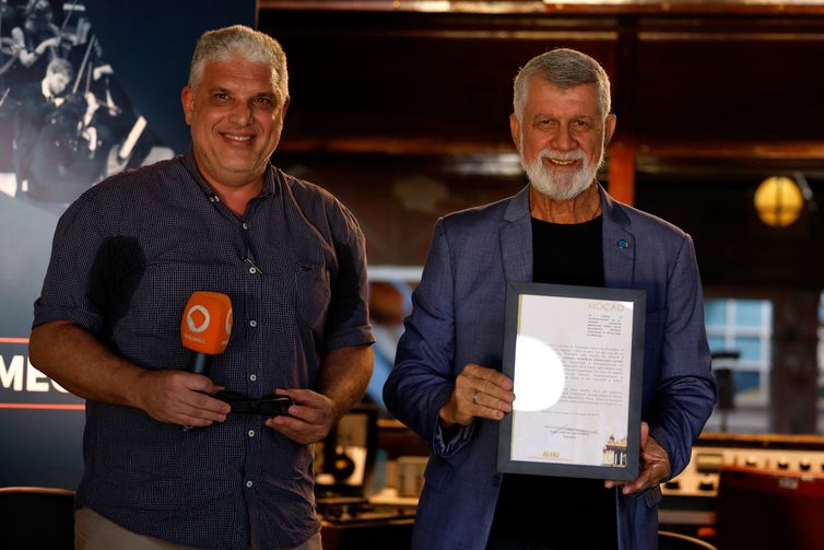 Rio de Janeiro (RJ), 16/10/2025 - Radialista Wagner Gomes, apresentador do programa Ginástica, na Rádio MEC, recebe moção da Alerj pelos 40 anos da produção, no Museu do Rádio, na sede da Empresa Brasil de Comunicação (EBC). Foto: Tânia Rêgo/Agência Brasil