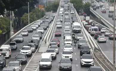 São Paulo (SP), 08/11/2024 -  Trânsito intenso após chuva a  tarde  em São Paulo.  Foto: Paulo Pinto/Agência Brasil