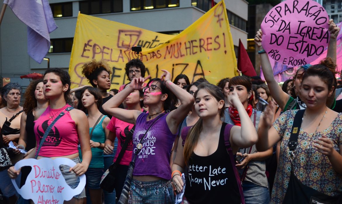 São Paulo - Uma manifestação pelo direito das mulheres ao aborto percorreu ruas da região central da capital paulista e ocupou o Masp (Rovena Rosa/Agência Brasil)