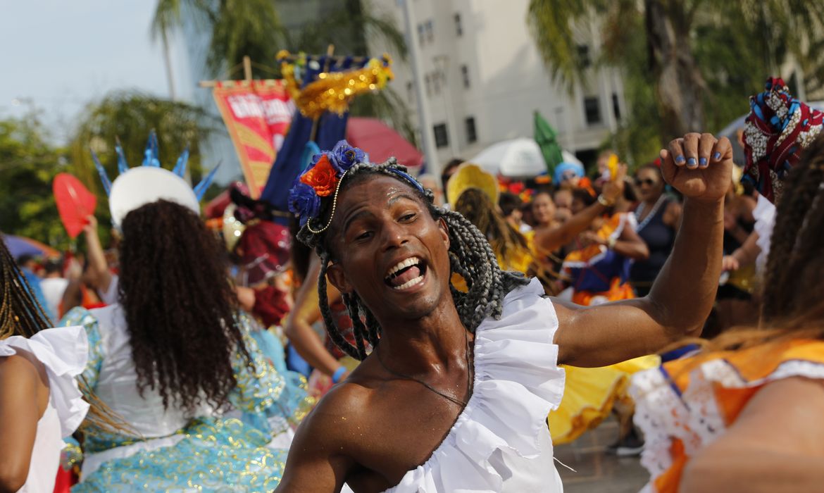 Rio de Janeiro (RJ) 13/02/2024 – Cortejo de carnaval do bloco Rio Maracatu desfila no centro da cidade. Foto: Fernando Frazão/Agência Brasil