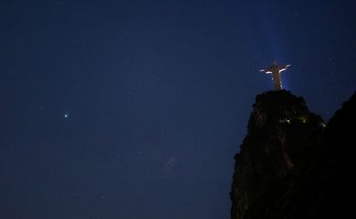 Cometa Leonard cruza os céus do Rio de Janeiro e é registrado por fotógrafos.