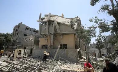 Palestinians inspect the damage at the site of an Israeli strike on a house, in Gaza City, June 1, 2025. REUTERS/Mahmoud Issa