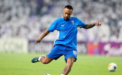 Soccer Football - Asian Champions League - Group B - Al Ain v Al Hilal - Hazza bin Zayed Stadium, Al Ain, United Arab Emirates - October 21, 2024 Al Hilal's Neymar during the warm up before the match REUTERS/Walid Zain