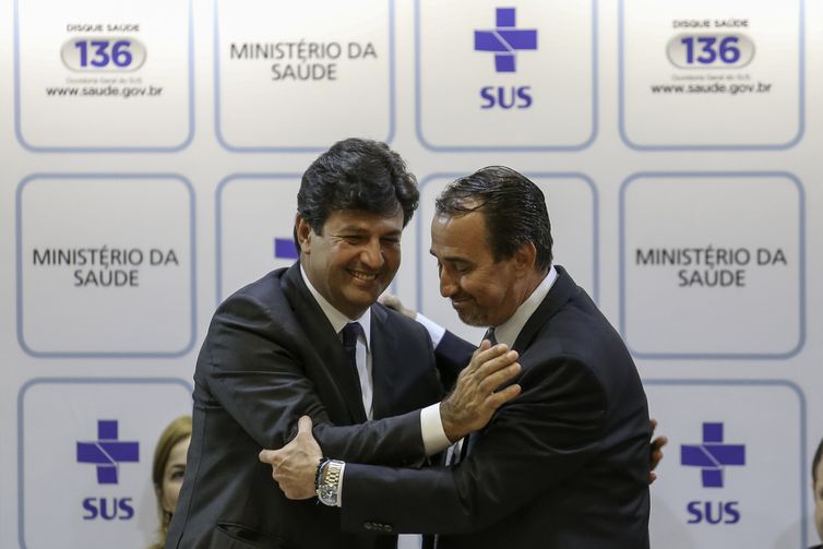 O novo ministro da Saúde, Luiz Henrique Mandetta, e o ex-ministro Gilberto Occhi durante cerimônia de transmissão de cargo. 