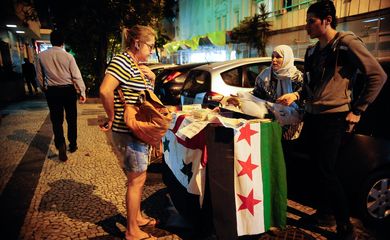 O sírio Armin Nachawaty, 25 anos, vende esfirras com a família no Rio de Janeiro, onde vivem refugiados da guera na Síria (Fernando Frazão/Agência Brasil)